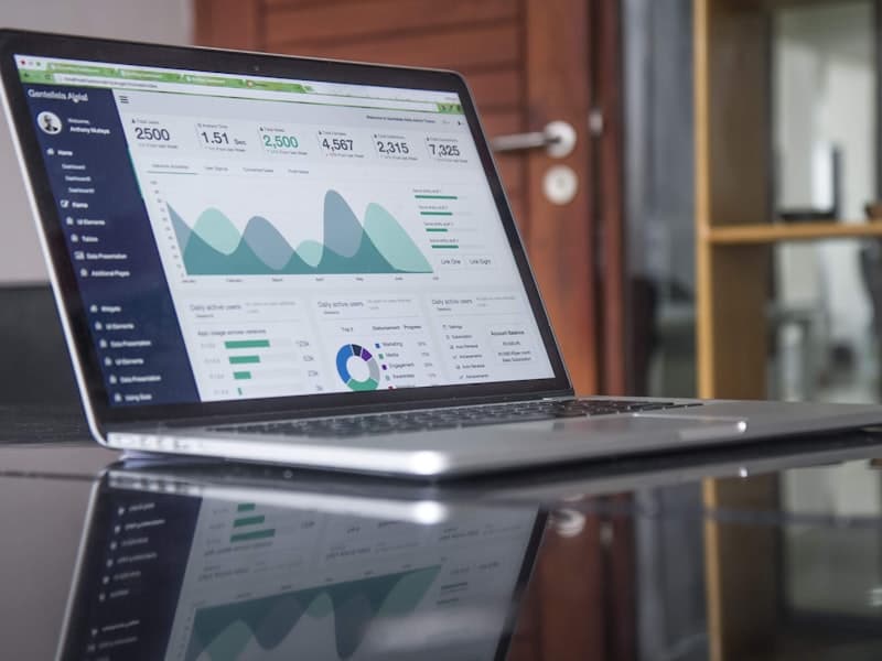 Dashboard de análisis y filtros comerciales en pantalla